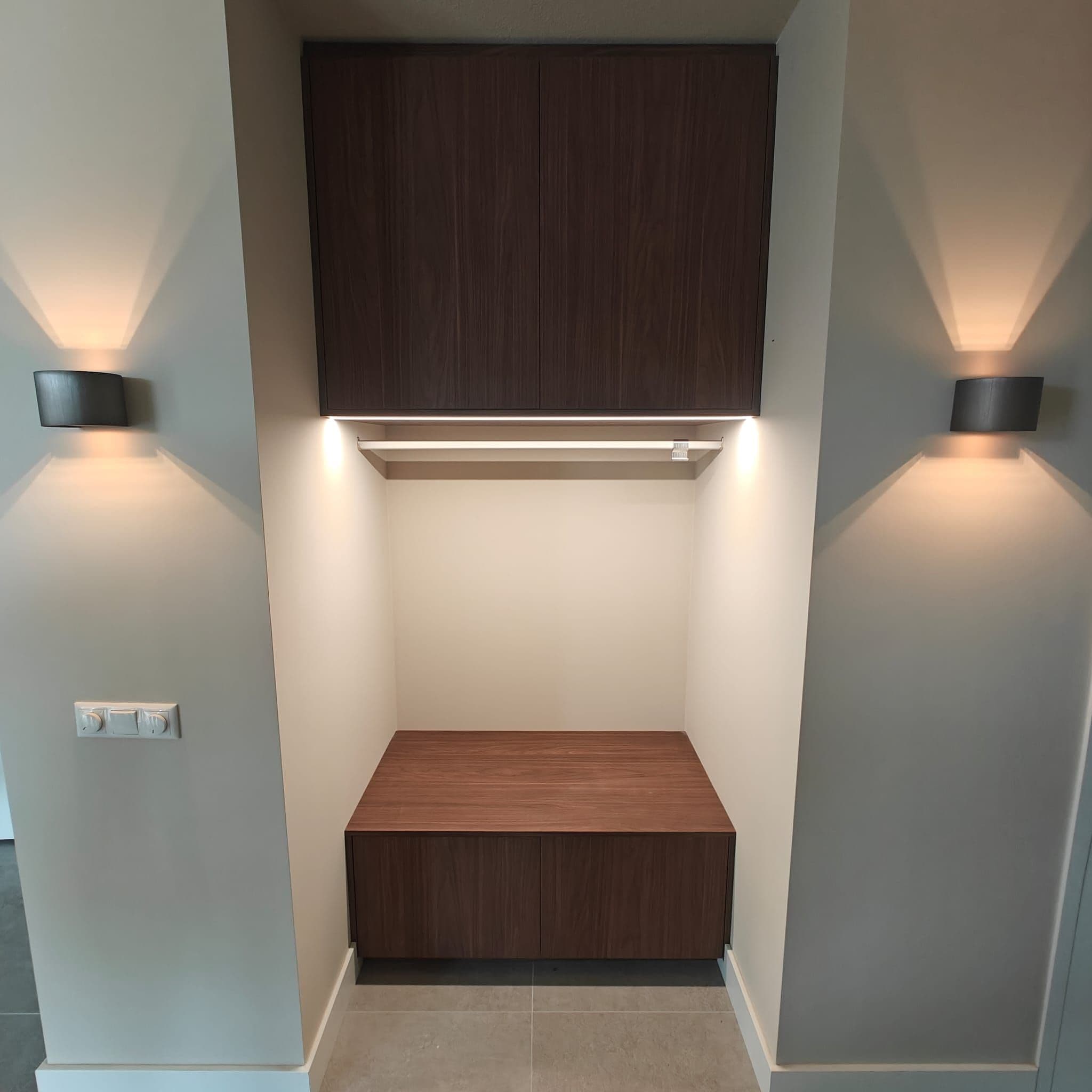 Houten nis met sfeerverlichting en bank