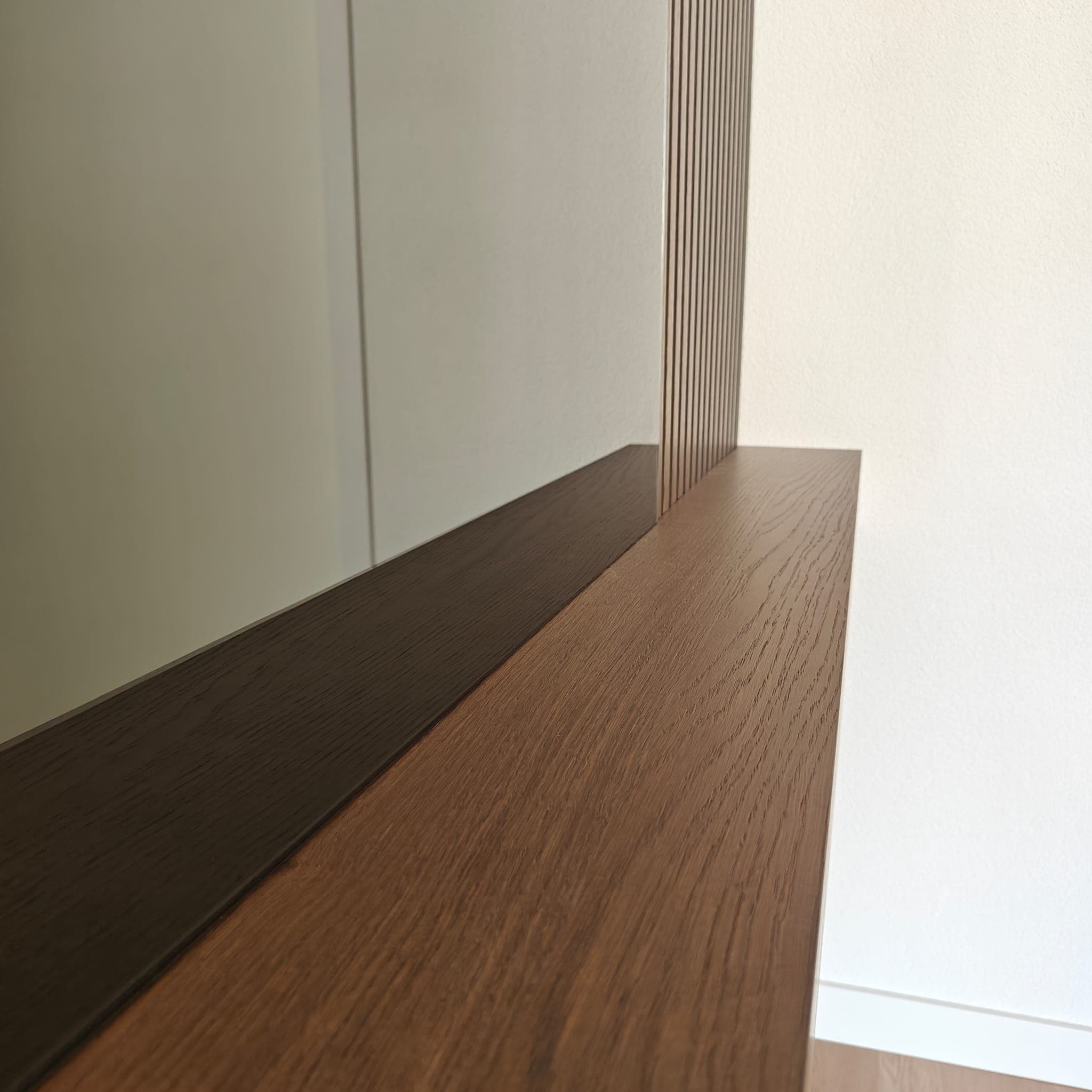 Zwevende houten plank op maat