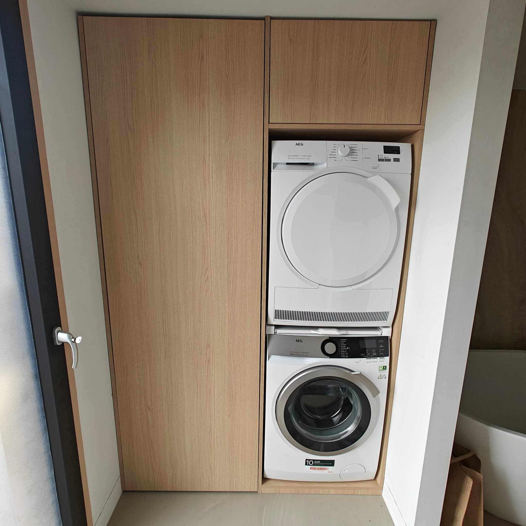 Bijkeuken met ingebouwde was- en droogmachine