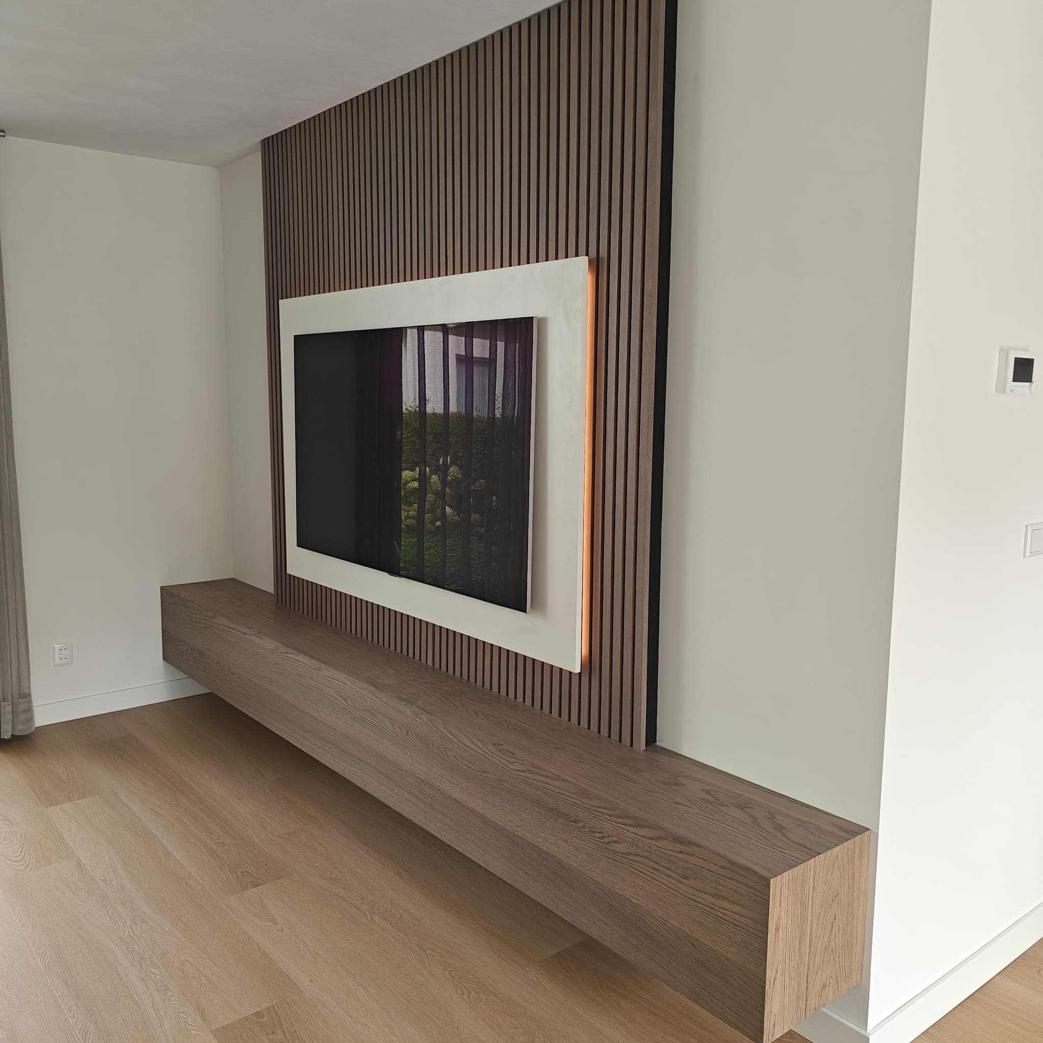 Cinewall met omlijste tv en lattenwand