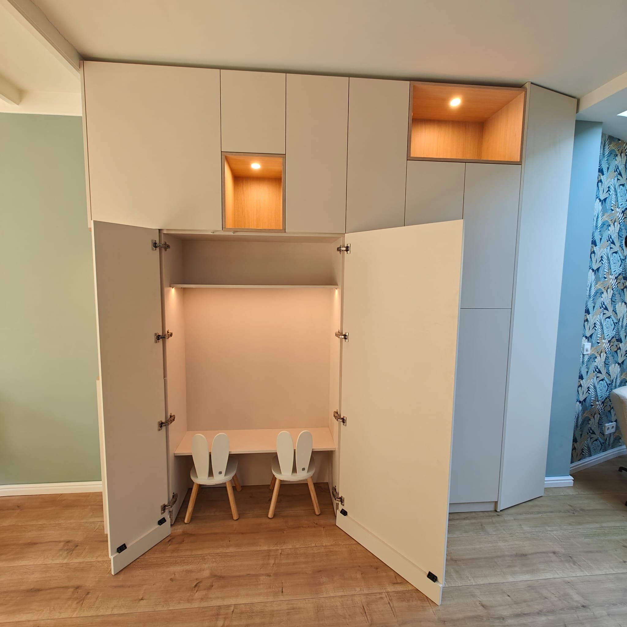 Kastenwand met verlichte nis en bureau