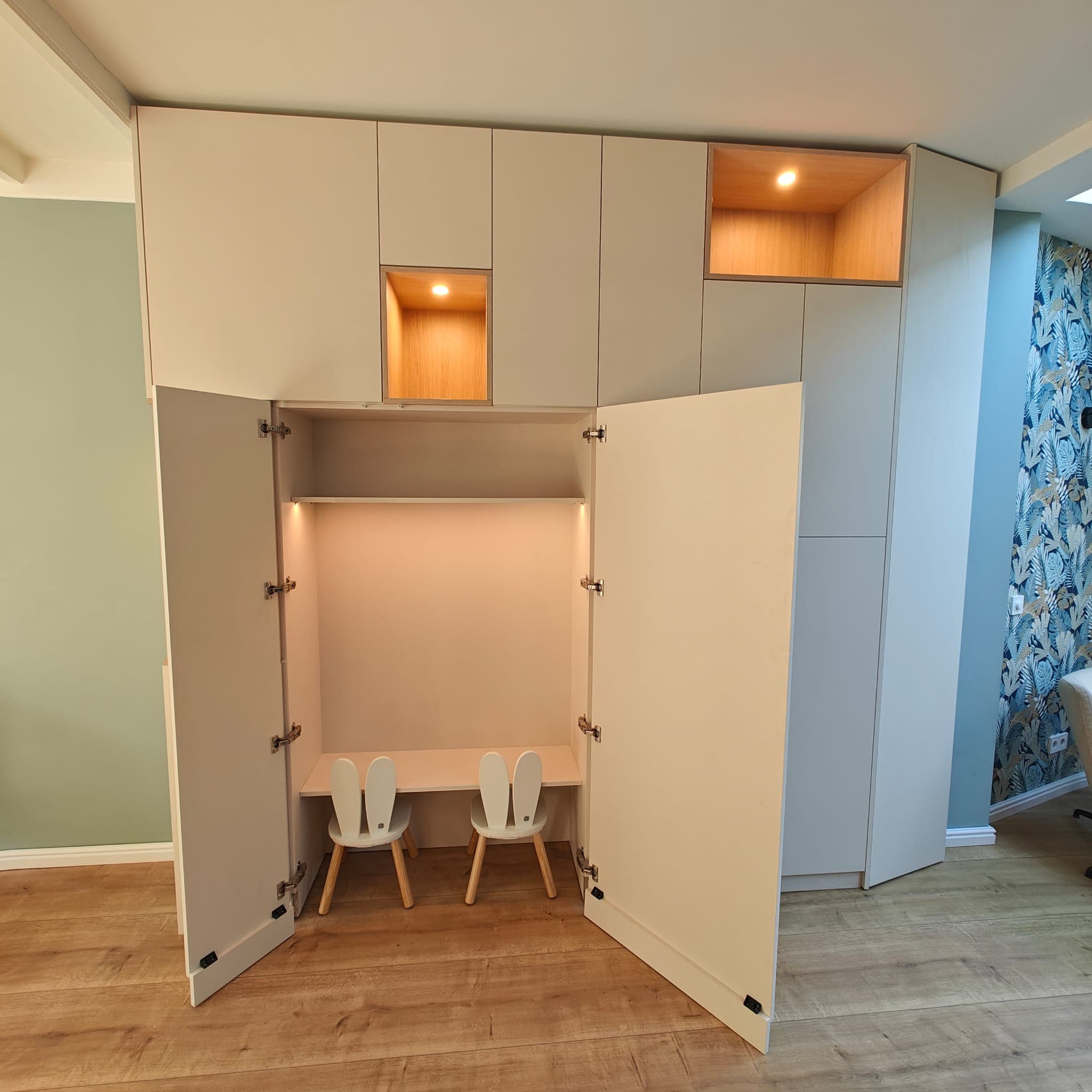 Kastenwand met verlichte nis en bureau