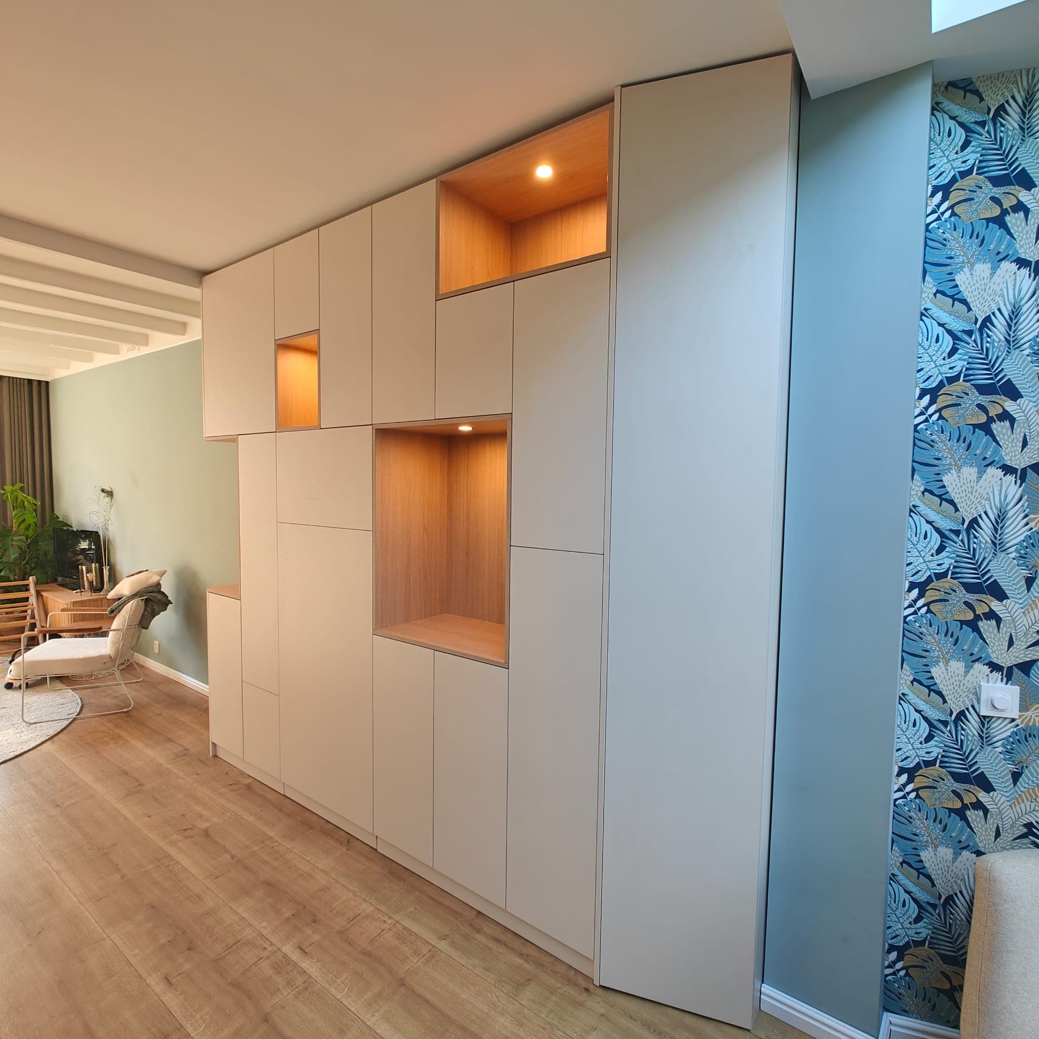Kastenwand met nis in de woonkamer