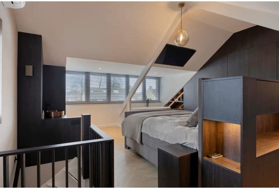 Slaapkamer met maatwerk kastwand